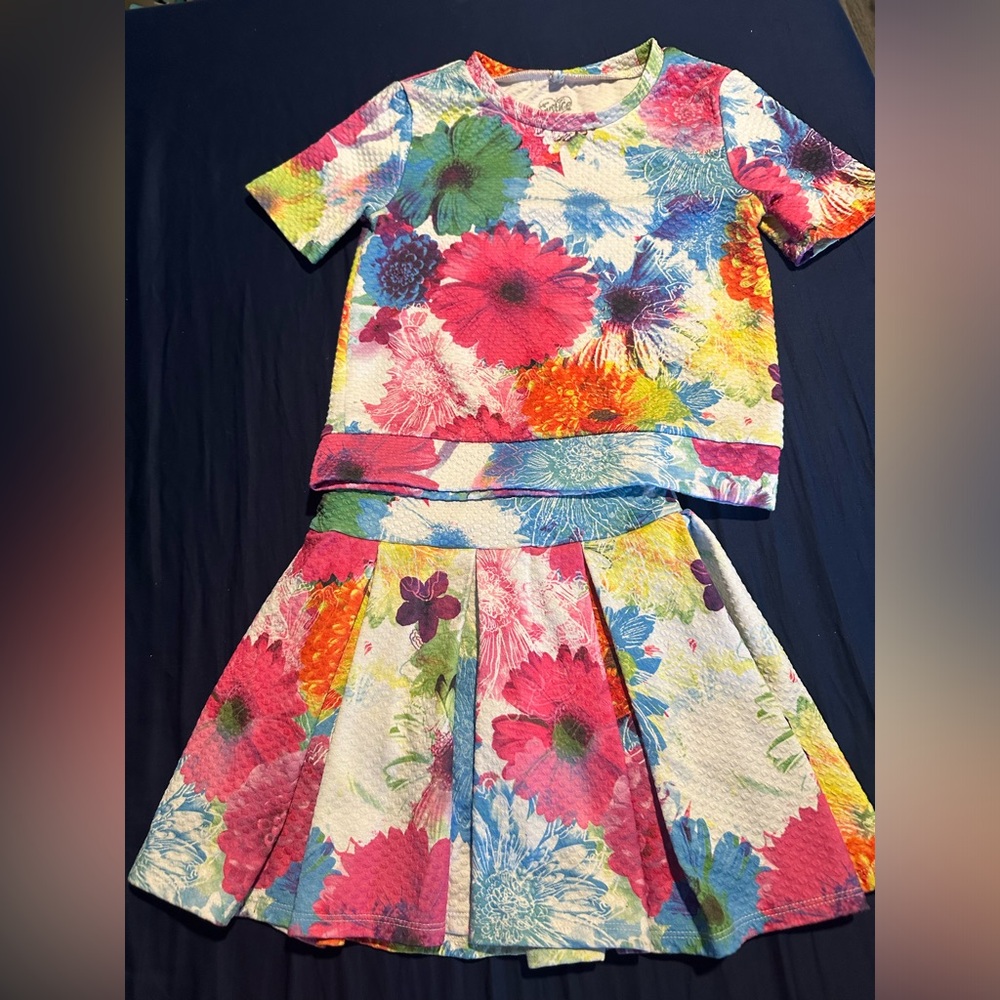 Girls 2 piece Skirt Set - Picture 2 of 2
